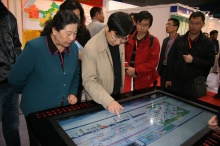 北京工商大學教務處處長張曉堂和文科實踐中心主任秦艷梅在觀摩我校文科實踐中心自主開發的《經濟管理綜合實驗課程》的教學軟件多點觸屏。