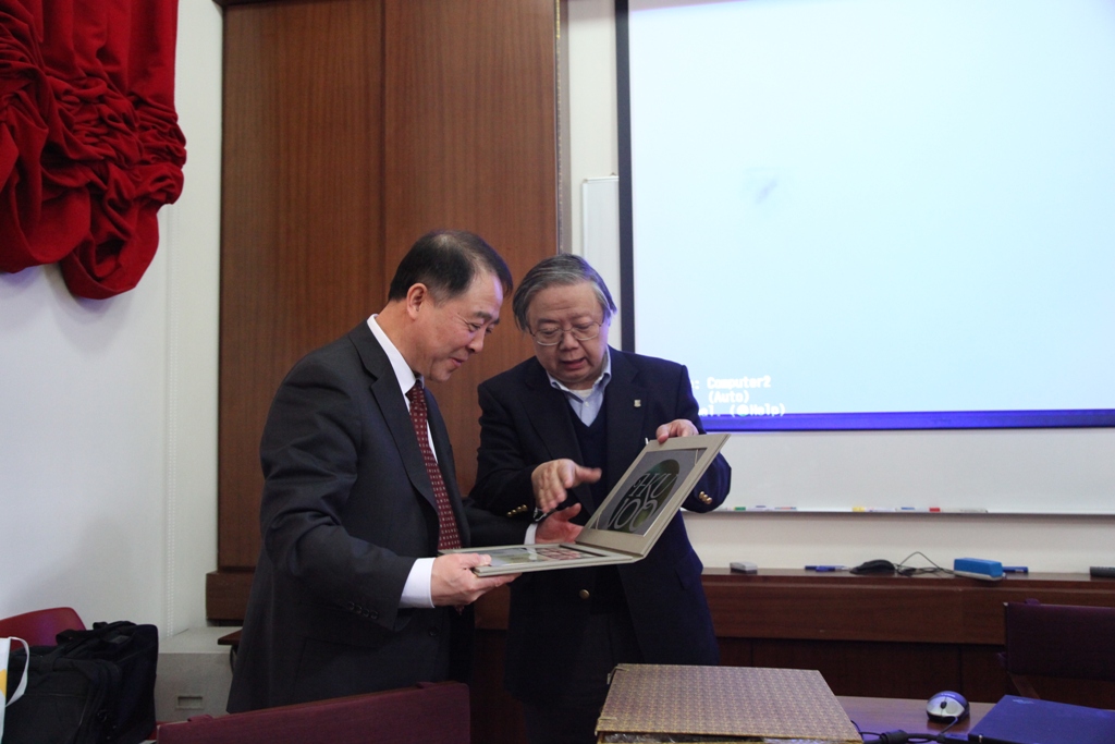 孫堯東與香港大學教務長交談