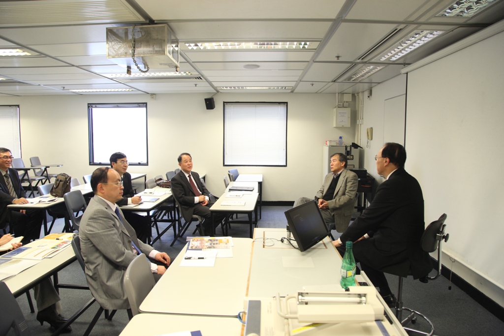 考察團與香港科技大學學生處負責人座談